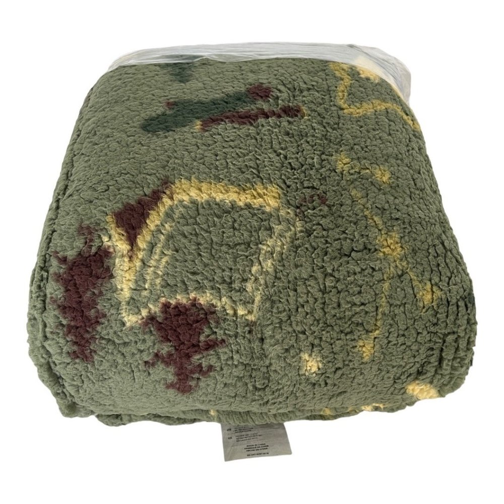 Lug Fall Box 2023 Camp Green Plush Sherpa Throw Blanket - Picture 5 of 9